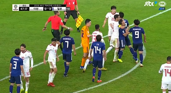 이란과 일본 경기에서 팽팽한 신경전 끝에 결국 몸싸움이 일어났다/jtbc 중계화면