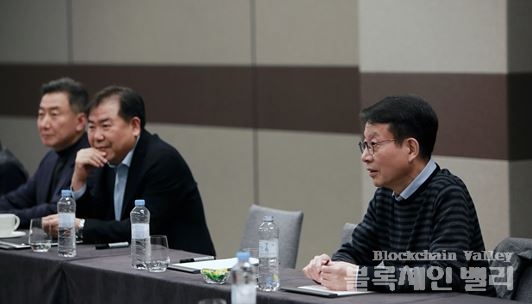 지난 2월에 열린 ‘HDC그룹 사장단 워크숍’에서 김대철 HDC현대산업개발 대표이사가 일하는 방식 혁신 등에 대해 토론을 펼치고 있다.
