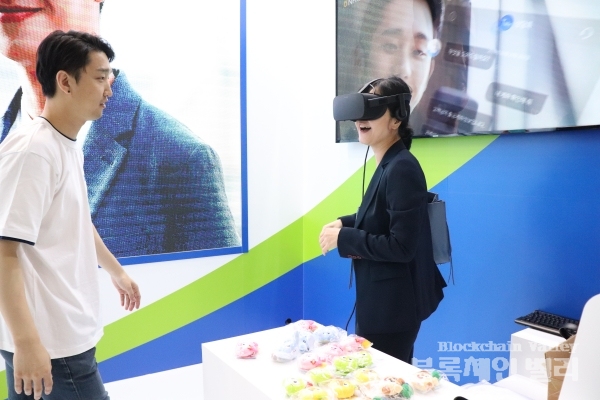 23일 서울 동대문디자인플라자(DDP)에서 열린 '코리아 핀테크 위크 2019' NH농협은행 부스에서 한 참가자가 가상현실(VR)을 체험하고 있다.[사진=블록체인밸리]
