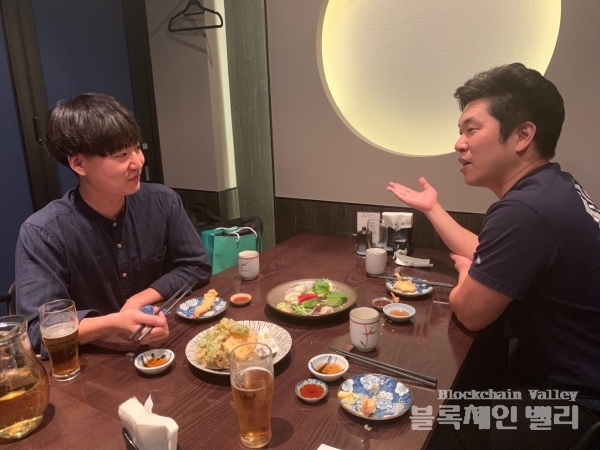 이그드라시 서동욱 대표(오른쪽)가 커뮤니티 멤버 1명과 대화하고 있다.