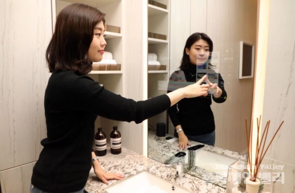 GS건설 자이 아파트 욕실 거울에 설치된 미러패드는 유튜브 시청, 인터넷 서핑, 인바디 체크 등의 다양한 기능을 가지고 있다. (사진=GS건설 제공)