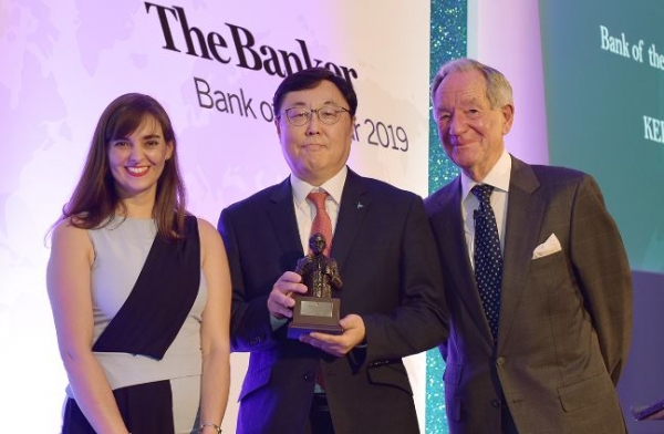 KEB하나은행은 지난 28일(현지 시각) 글로벌 금융전문 매체 더 뱅커(The Banker)지(誌)가 영국 런던 쉐라톤 그랜드 런던 파크 레인 호텔에서 개최한 올해의 은행상(Bank of the Year Awards 2019) 시상식에서 대한민국 최우수 은행상 (Bank of the Year 2019 in Korea)을 수상했다.