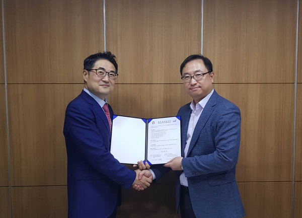 투어컴 블록체인 조영두 대표(우)와 더나인컴퍼니 라현채 대표(좌)가 업무 협약을 체결했다
