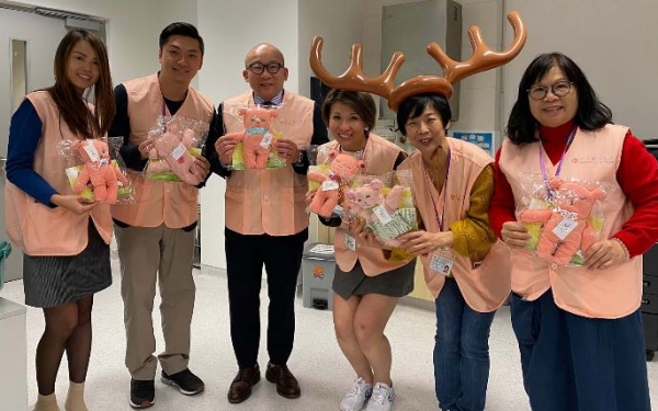 헐만 추 한세실업 상무가 홍콩 자원봉사자들과 환우 어린이들에게 전달할 곰인형을 들고 있다. (제공=한세실업)