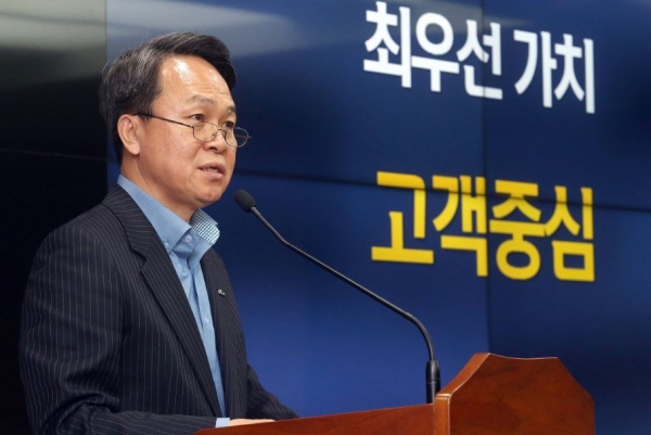 지난 7일 서울 중구 소재 신한은행 본점에서 개최된 ‘2020 상반기 경영전략회의’에서 진옥동 은행장이 ‘고객중심’ 경영전략을 설명하는 모습