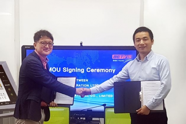 타우스블록 재단의 Michase Cha 총괄의장(좌)과 BETVIS의 Evan CEO(우)가 업무협약을 체결했다.