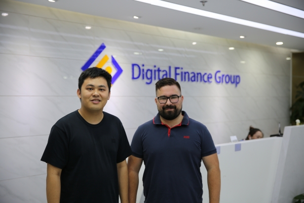 사진 왼쪽은 Digital Finance Group(DFG) 창립자 James Wo, 오른쪽은 BASIC CEO Sven Moeller