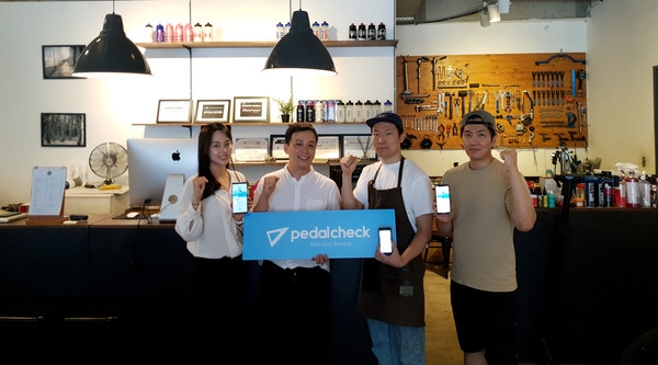페달체크 이무비대표와 인천 신스 바이크샵 신종호 대표, 동호회원들과 함께 포즈를 취하고 있다.   