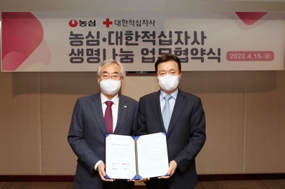 사진: 대한적십자사 조남선 혈액관리본부장(왼쪽)과 ㈜농심 이병학 대표이사가 15일(금), 서울 동작구 ㈜농심 본사에서 생명나눔 업무협약을 체결했다.