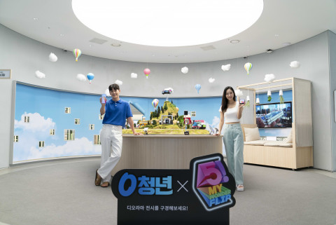 SK텔레콤 홍보 모델이 SKT 플래그십 스토어 T팩토리에 설치된 원더플립 미니어처존을 소개하고 있다