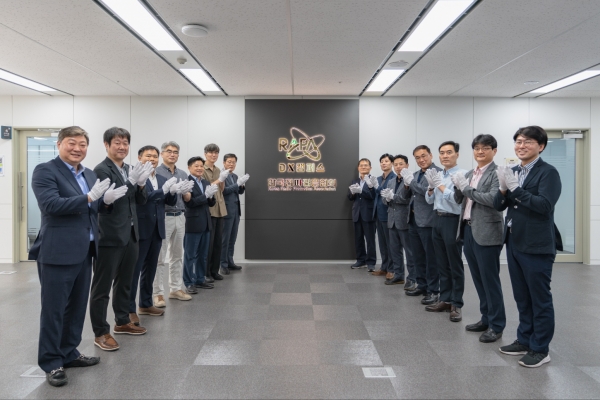 [RAPA 송정수 상근부회장(우측열 맨뒤)과 임직원들이 DX캠퍼스 개소식에서 기념촬영하고 있다. 제공=한국전파진흥협회]