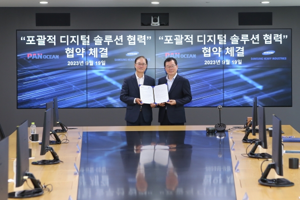 '포괄적 디지털 솔루션 협력' MOU 체결 후 정진택 삼성중공업 사장(오른쪽)과 안중호 팬오션 대표의 기념촬영 모습. [삼성중공업 제공]