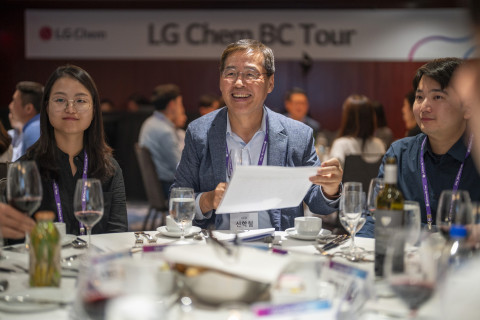 신학철 LG화학 부회장(가운데)이 미국 뉴욕에서 열린 인재 채용행사 BC투어 참석 인재들과 대화를 나누고 있다