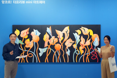 문동권 신한카드 사장(왼쪽)이 ‘2023 더프리뷰 아트위크 with 신한카드’ 행사장을 찾아 작품을 관람했다