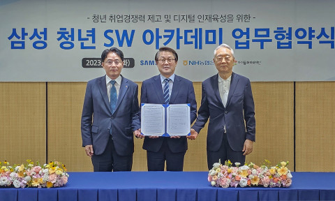 왼쪽부터 NH농협은행 이석용 은행장, 삼성전자 CR담당 박승희 사장, 아이들과미래재단 이훈규 이사장이 업무협약식에서 기념 촬영을 하고 있다