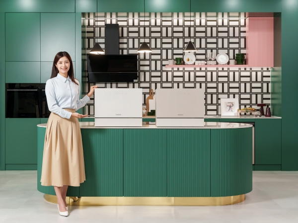 삼성전자 모델이 건조와 살균 기능을 강화한 '비스포크(BESPOKE) 식기세척기 카운터탑' 신제품을 소개하고 있다. (사진=삼성전자)