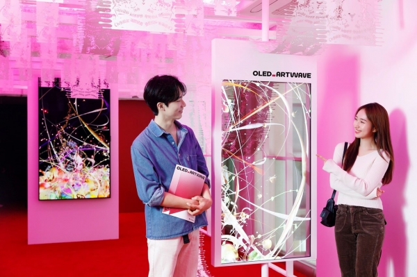 모델들이 LG디스플레이가 진행하는 디지털아트 프로젝트 '아트 웨이브'展을 관람하고 있다. [LG디스플레이 제공]