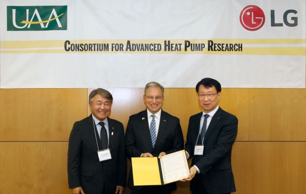 LG전자가 최근 미국 알래스카주 앵커리지에서 냉난방공조(HVAC) 제품에 적용할 히트펌프 기술 개발을 위한 컨소시엄을 발족했다. 발족식에서 LG전자 북미지역대표 겸 미국법인장 윤태봉 부사장, 알래스카 앵커리지 대학교 총장 숀 파넬, LG전자 H&A사업본부 에어솔루션사업부장 이재성 부사장(왼쪽부터 순서대로)이 기념 촬영을 하고 있다. [LG전자 제공]