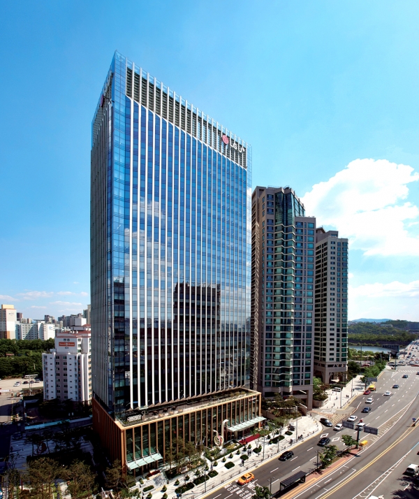 LG유플러스는 대한산업안전협회, 유엔이와 함께 영세 중소기업의 안전관리를 돕는 클라우드 기반 안전관리 DX 솔루션 ‘스마플’을 출시했다고 6일 밝혔다. (사진=LG유플러스)