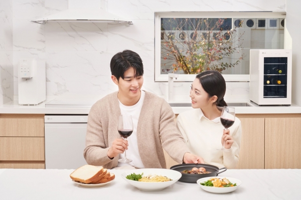 모델들이 충북에 위치한 숙소인 동락에서 LG 디오스 식기세척기, 인덕션, 와인셀러, 퓨리케어 정수기를 체험하고 있다. [LG전자 제공]
