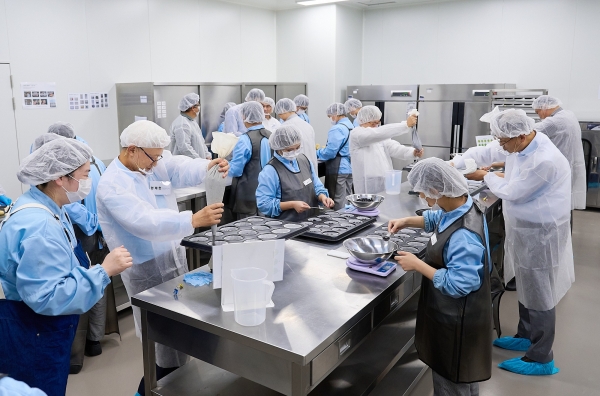 삼성전자 임직원들이 경기 용인시에 있는 장애인표준사업장 '희망별숲'에서 DLEKF 9일 임직원∙장애인들과 함께 쿠키를 굽고 있다. [삼성 제공]