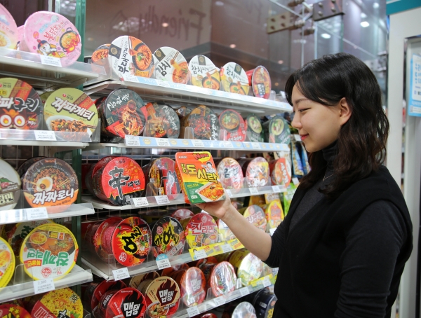 GS25가 고객에게 인기 높은 가성비 상품으로 구성한 ‘그레이트 갓세일’과 신선식품 알뜰 실속 쇼핑을 지원하는 신선한 식탁 특별전’ 진행한다. (사진=GS25)