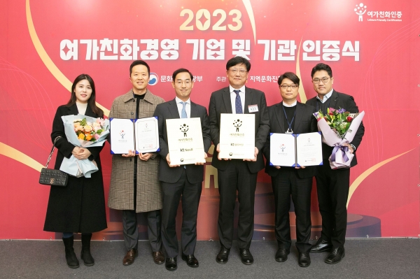 (왼쪽에서 3번째부터) KT넥스알 이호재 대표, KT엠모바일 채정호 대표.