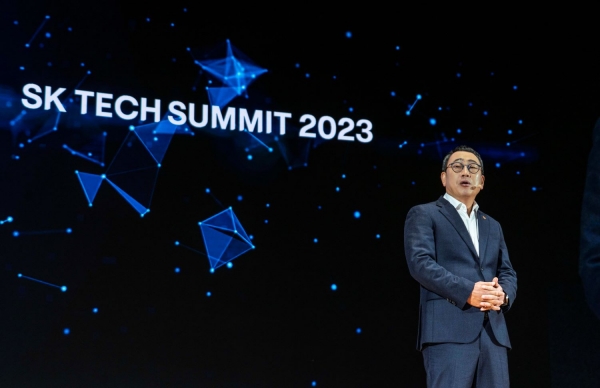 유영상 SK그룹 ICT 위원장이 개회사를 하고 있는 모습. 그는 생성 AI가 위기보다 기회가 될 것이라며 협력을 강조했다. [SKT 제공]