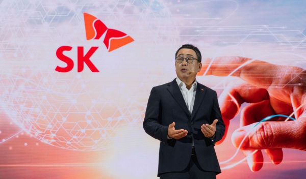 유영상 SK그룹 ICT 위원장이 개회사를 하고 있는 모습. 그는 생성 AI가 위기보다 기회가 될 것이라며 협력을 강조했다. [SKT 제공]