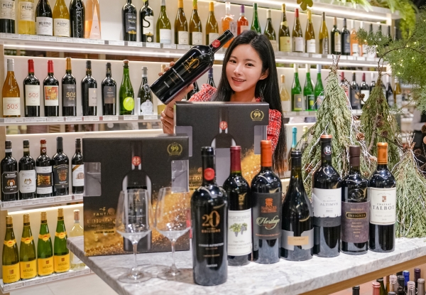17일 오전, 서울시 강남구에 위치한 현대백화점 무역센터점 지하 1층 와인웍스 매장에서 직원이 와인을 소개하고 있는 모습. (사진=현대백화점)