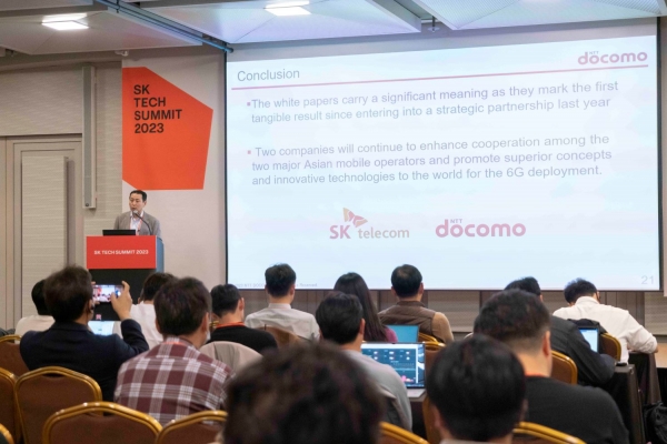 SK 테크서밋 2023 6G 특별 세션에서 나카무라 타케히로 NTT도코모 CSO가 기조 연설을 하고 있다. [SKT 제공]
