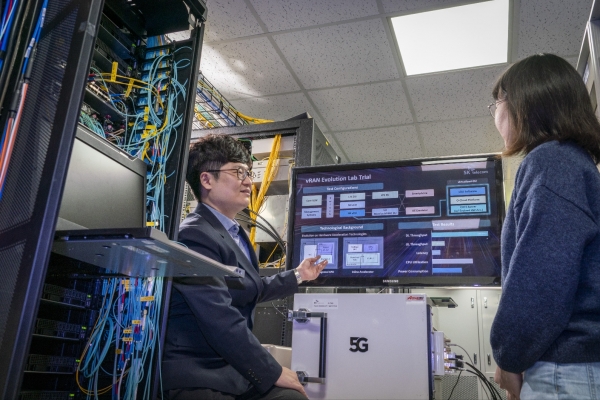 SK텔레콤은 오픈랜 가상화 기지국의 소모전력과 처리 용량을 개선한 차세대 가상화 기지국을 개발, 시험에 성공했다고 20일 밝혔다. 사진은 SKT 직원들이 차세대 가상화 기지국 기술을 테스트하는 모습. (사진=SKT)