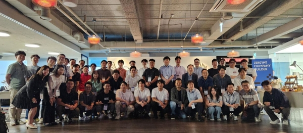 지난 7월 21일 드림플러스 강남 제로원 공간에서 현대차그룹 사내 스타트업 대표들이 한 자리에 모여 단체 사진을 촬영하고 있다. 이 가운데 '에픽카', '에이치충전연구소', '쓰리아이솔루션' 등 3개사가 이번에 분사했다. [현대차그룹 제공]