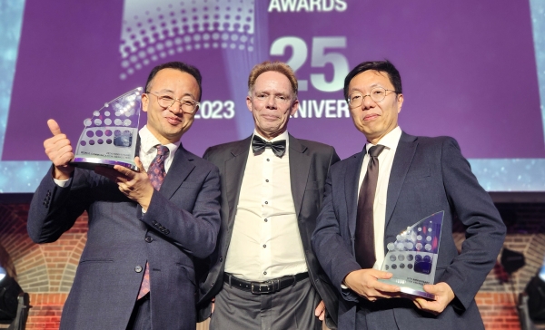 KT가 22일(현지시각) 네덜란드 암스테르담에서 열린 글로벌 ICT 리서치 기관 토탈 텔레콤(Total Telecom) 주관 ‘월드 커뮤니케이션 어워즈 (World Communication Awards 2023)에서 2개 부문에서서 수상했다. (사진=KT)