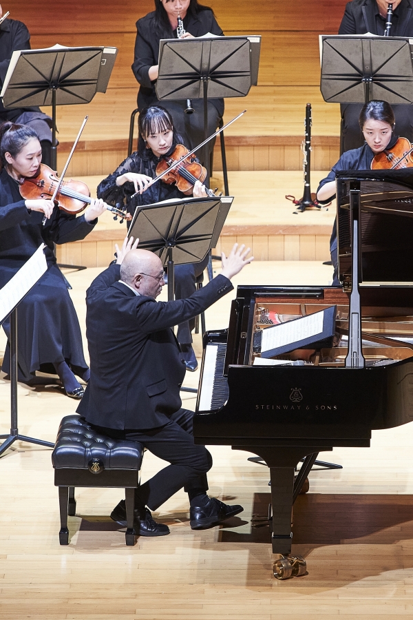 한섬 고객 초청 콘서트에서 뉴에이지 피아니스트 '유키 구라모토'가 공연하고 있는 모습이다. [현대백화점그룹 제공]