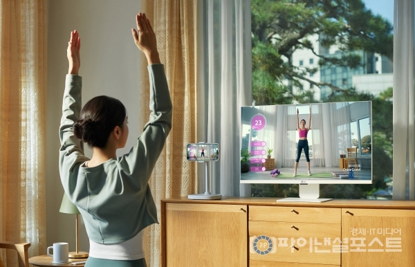 LG전자가 독자 소프트웨어 플랫폼 webOS를 탑재해 PC 연결 없이도 OTT부터 홈 오피스까지 하나로 즐길 수 있는 'LG MyView' 스마트 모니터를 출시한다. 사진은 뛰어난 화면 몰입감은 물론, 사용 환경에 맞춰 자유롭게 화면 위치도 조절하는 '32SR83U'. [LG전자 제공]
