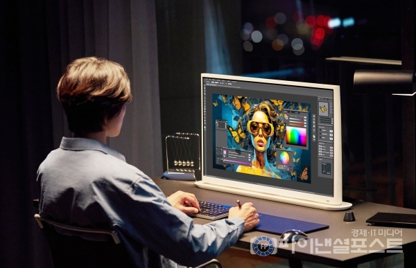 LG전자가 독자 소프트웨어 플랫폼 webOS를 탑재해 PC 연결 없이도 OTT부터 홈 오피스까지 하나로 즐길 수 있는 'LG MyView' 스마트 모니터를 출시한다. 사진은 LG 룸앤 TV의 완성도 높은 디자인과 편의성을 계승한 일체형 디자인에 더욱 크고 선명해진 화면을 더한 '32SR70U'. [LG전자 제공]