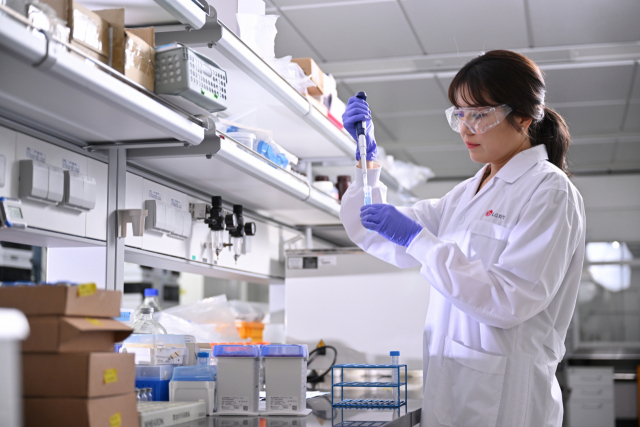 LG화학 연구원이 신약물질을 분석하고 있다. [LG화학 제공]