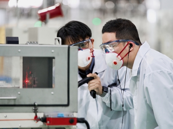 구광모 LG그룹 회장이 그룹 계열사의 R&amp;D(연구개발)실을 찾아 직접 살펴보고 있다. [LG그룹 제공]