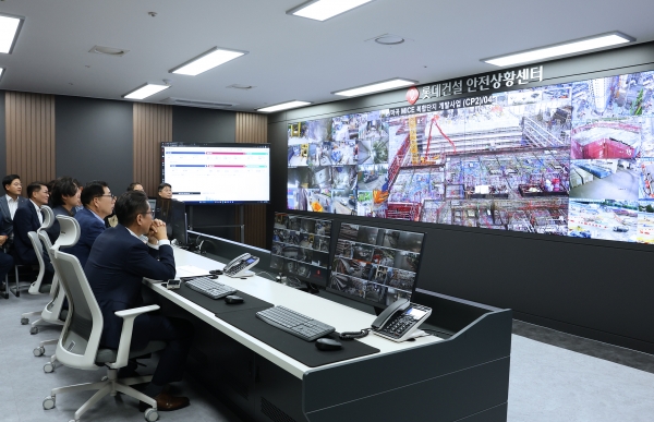 박현철 롯데건설 부회장이 서초구 잠원동 소재 본사에 위치한 안전상황센터에서 전국 현장을 점검하고 있다.