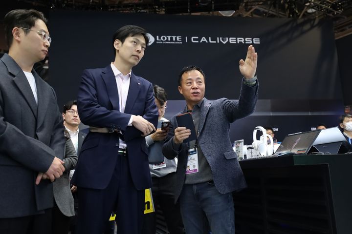 신유열 롯데지주 미래성장실장이 9일(현지시간) 미국 라스베이거스에서 개막한 'CES 2024' 롯데정보통신 부스를 찾아 관계자들로부터 설명을 듣고 있다. [롯데정보통신 제공]