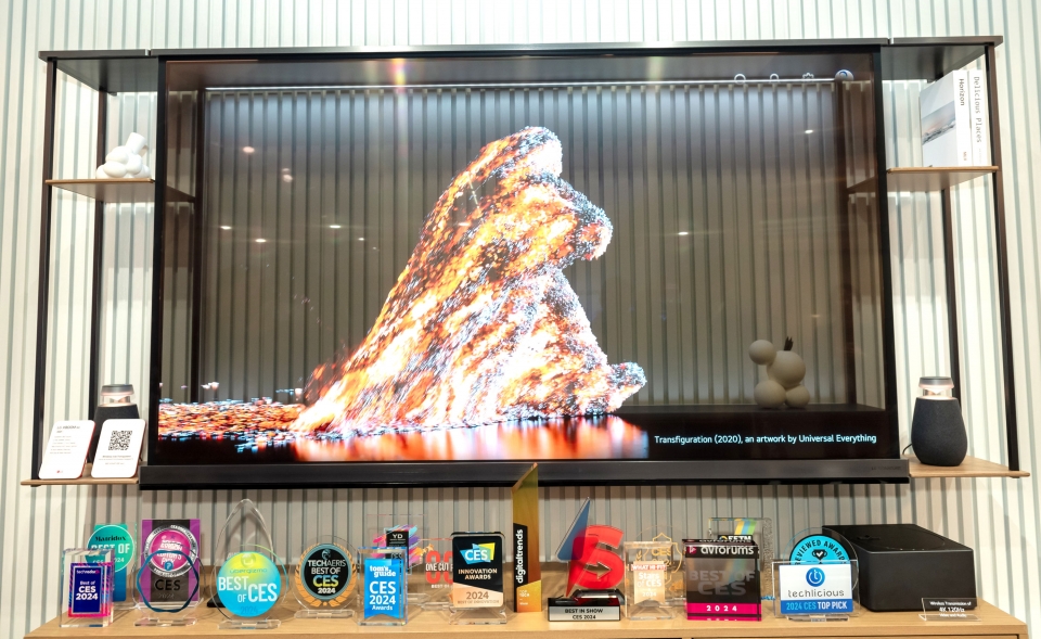 LG전자가 선보인 세계 최초의 무선 투명 올레드 TV 'LG 시그니처 올레드 T'가 CES 2024의 공식 어워드에서 TV 제품으로는 유일하게 '최고상(The Best of CES 2024)'을 수상했다. [LG전자 제공]