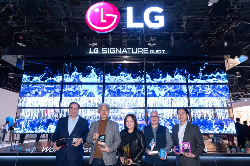 LG전자가 선보인 세계 최초의 무선 투명 올레드 TV 'LG 시그니처 올레드 T'가 CES 2024의 공식 어워드에서 TV 제품으로는 유일하게 '최고상(The Best of CES 2024)'을 수상했다. [LG전자 제공]