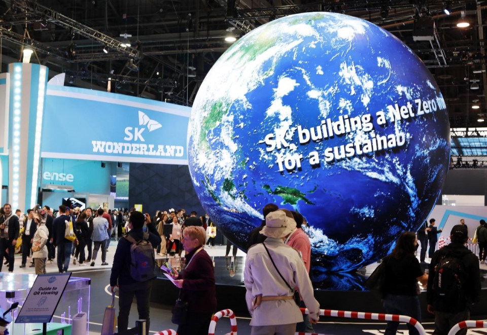 SK는 9~12일(현지시간) 나흘 간 미국 라스베이거스 컨벤션 센터(LVCC, Las Vegas Convention Center)에서 개최된 SK그룹 통합전시관을 찾은 누적 관람객이 현재까지 6만여명에 달할 것으로 잠정 집계됐다고 12일 밝혔다. [SK 제공]