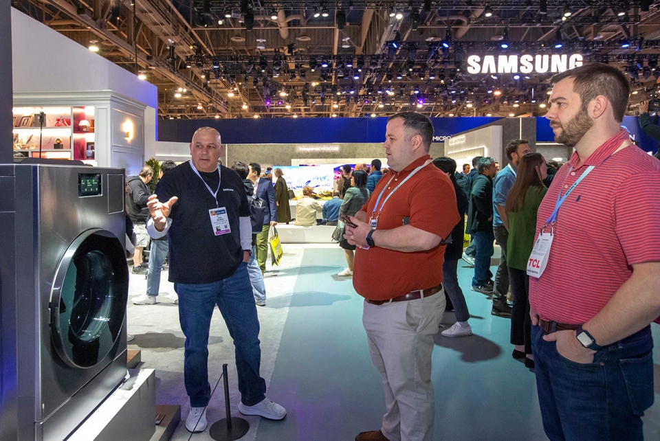 삼성전자는 CES 2024에서 세탁건조기 ‘비스포크 AI 콤보’를 선보였다. [삼성전자 제공]