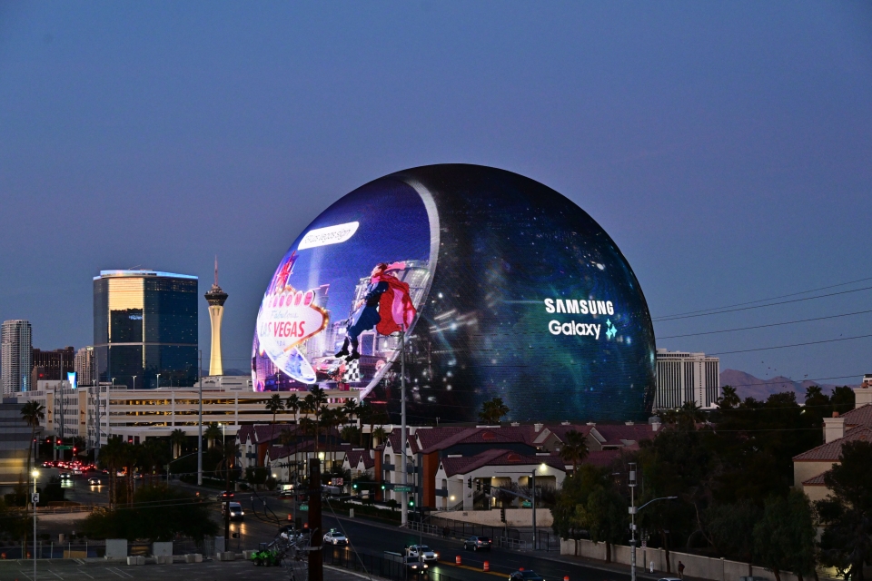 삼성전자가 미국 라스베이거스의 랜드마크 스피어(Sphere)에서 '갤럭시 AI'에 대한 기대감을 높이는 대규모 디지털 티징 영상을 선보였다. [삼성전자 제공]