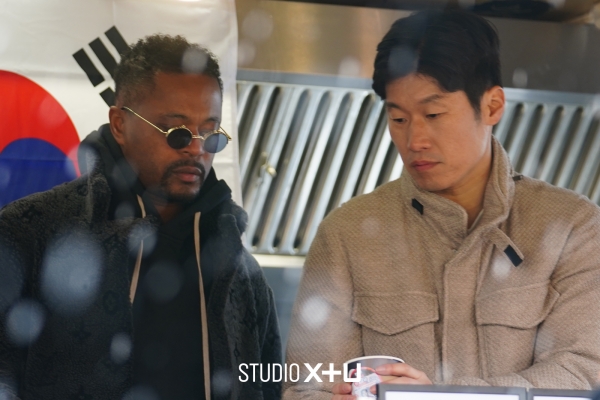 LG유플러스의 콘텐츠 전문 스튜디오인 STUDIO X+U가 스포츠 예능 ‘맨인유럽’을 공개하며 콘텐츠 라인업을 지속 확대한다고 15일 밝혔다. 사진은 맨인유럽 촬영 현장. (사진=LG유플러스)