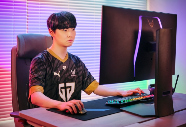 LG전자가 2024년까지 세계적인 e스포츠 기업과 파트너십을 연장하고 글로벌 e스포츠 팬과 소통을 강화한다. 젠지 이스포츠 소속 스타 프로게이머 '쵸비' 정지훈 선수가 LG 울트라기어 게이밍 모니터를 체험하고 있다. (사진=LG전자)