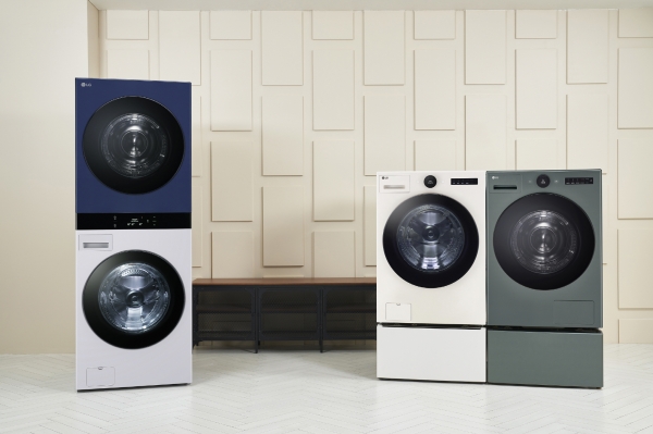 LG전자가 많은 양의 빨래와 이불을 한 번에 건조하는 국내 최대 22kg 용량 건조기를 탑재한 ‘트롬 워시타워’를 23일 출시한다. LG 트롬 워시타워 신제품은 하단 세탁기와 상단 건조기가 각각 25kg, 22kg 용량으로 모두 국내 가정용 제품 중 최대다. (사진 왼쪽부터) 트롬 워시타워, 세탁기, 건조기 신제품 (사진=LG전자)