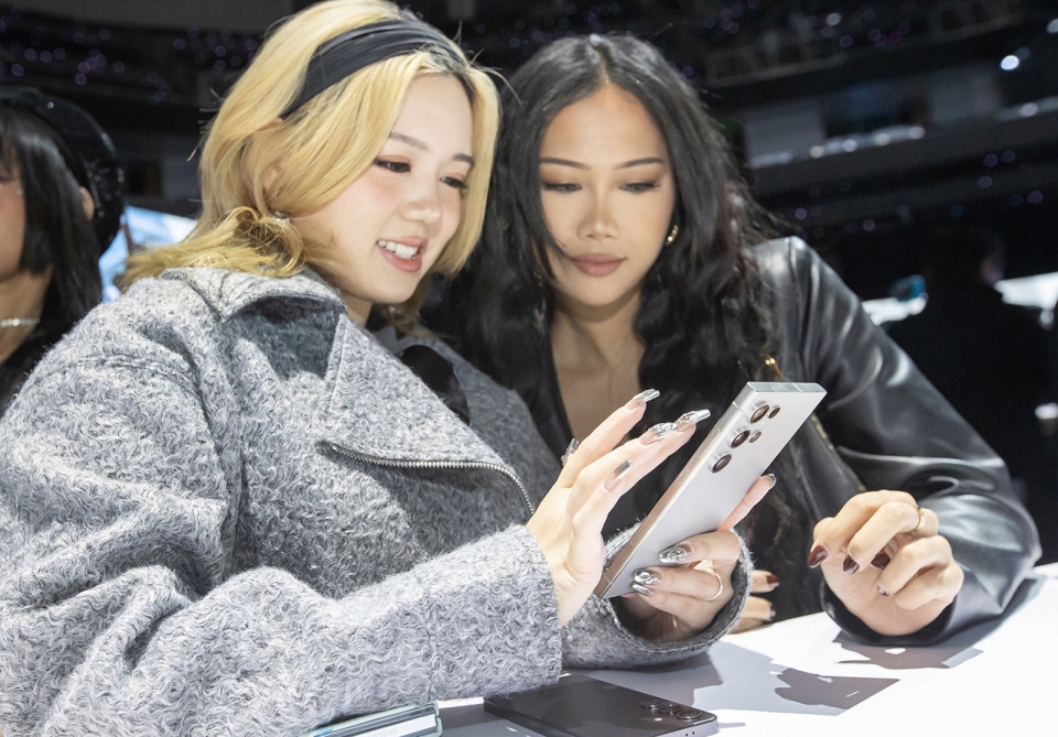 17일(현지시간) 미국 새너제이에 위치한 SAP센터에서 개최된 '갤럭시 언팩 2024'에서 관람객이 '갤럭시 S24' 시리즈 제품을 체험하는 모습. [삼성전자 제공]